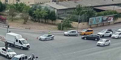 Kapalı yola giren araçları polis kovaladı, yoldan geçen vatandaş dubaları tekrar yerine koydu 