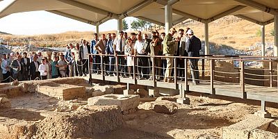  KARKAMIŞ ANTİK KENTİ’NE ARKEOLOJİ ALANINDA DÜNYANIN EN ÖZGÜN KORUYUCU ÇATI ESERİNİ KURDU