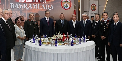 Kent protokolü vatandaşlarla bayramlaştı