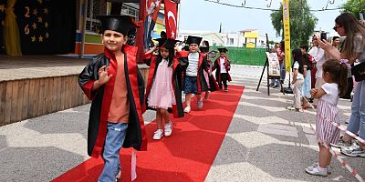 KIRMIZI HALIDA YÜRÜDÜLER, KEP FIRLATIP ŞARKILAR SÖYLEDİLER