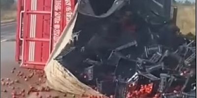 Lastiği patlayan domates yüklü kamyon devrildi