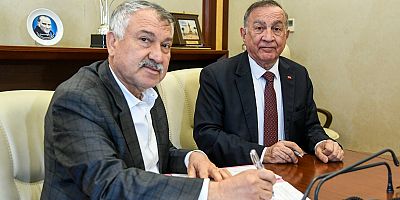 Adana Büyükşehir Belediye Başkanı Zeydan Karalar’ın Seyhan Belediye Başkanlığı döneminde başlattığı Kent Meydanı Projesi’nin Büyükşehir’e devriyle ilgili protokol