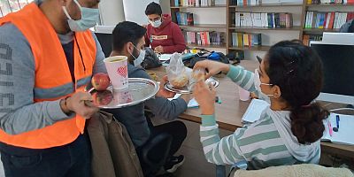 Öğrenciler ders çalışıyor, ikramları Seyhan yapıyor