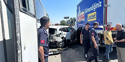 Otobüsün çarptığı otomobil kamyonun altına girdi: 2 yaralı