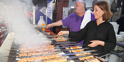 Oya Tekin mangal başına geçip kebap yaptı 