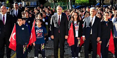 Vali Mustafa Yavuz, DSİ Baraj Ortaokulunda düzenlenen Bayrak Töreni’ne katıldı.