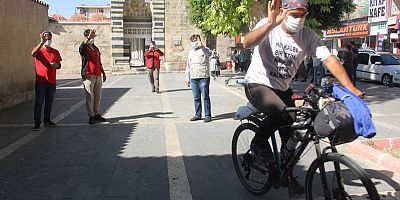 Yetimler için yollara düştü