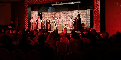 YÜREĞİR’DE PİR SULTAN ABDAL TİYATRO OYUNUNA YOĞUN İLGİ