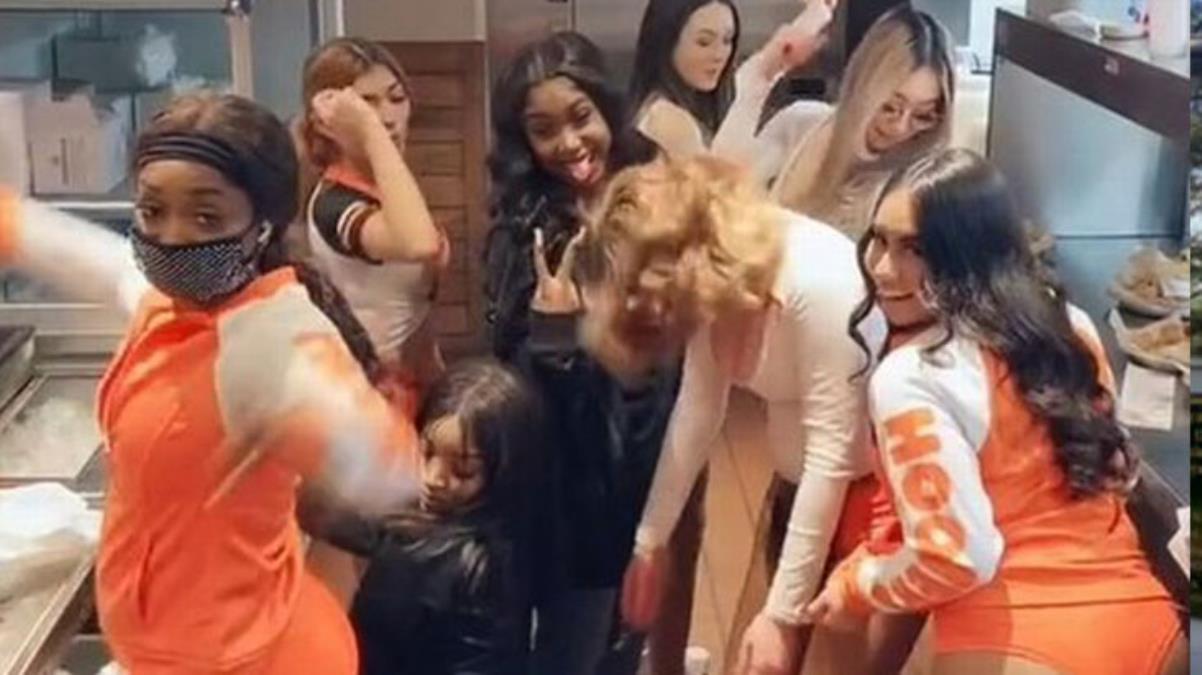 Tanga şortla twerk yapan kadın garsonlar sosyal medyanın gündemine oturdu