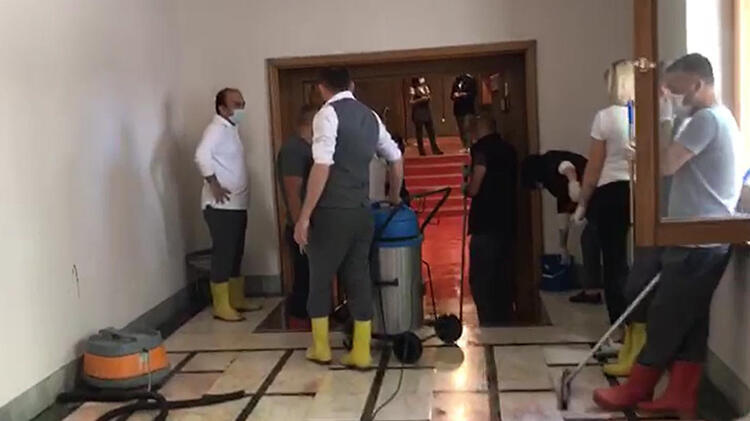 TBMM'de kalorifer borusu patladı, koridoru su bastı