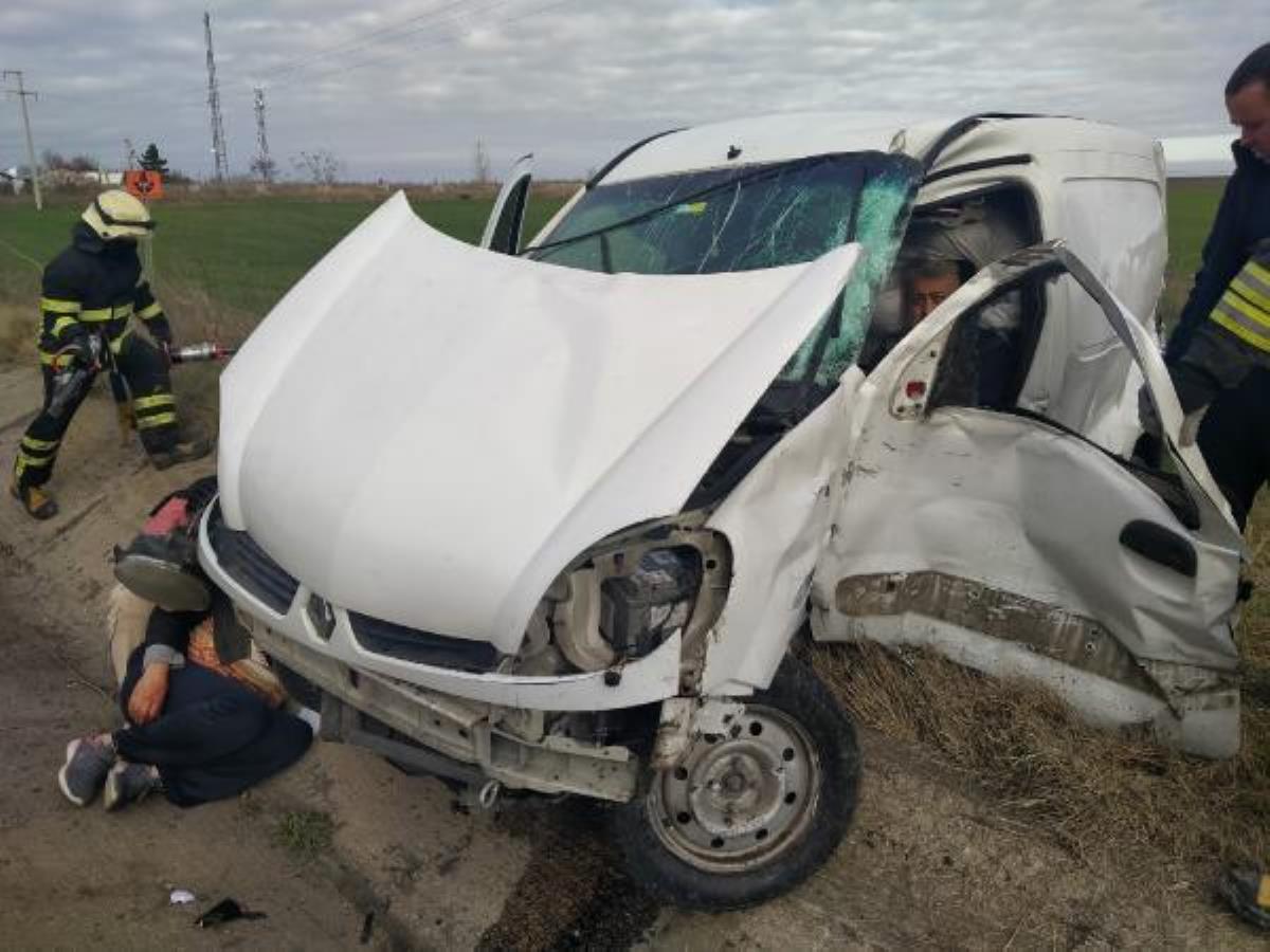 Tekirdağ'da hafif ticari araç ve kamyonet çarpıştı: 4 yaralı
