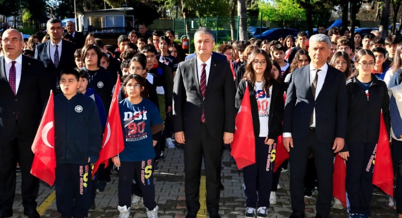 Vali Mustafa Yavuz, DSİ Baraj Ortaokulunda düzenlenen Bayrak Töreni’ne katıldı.
