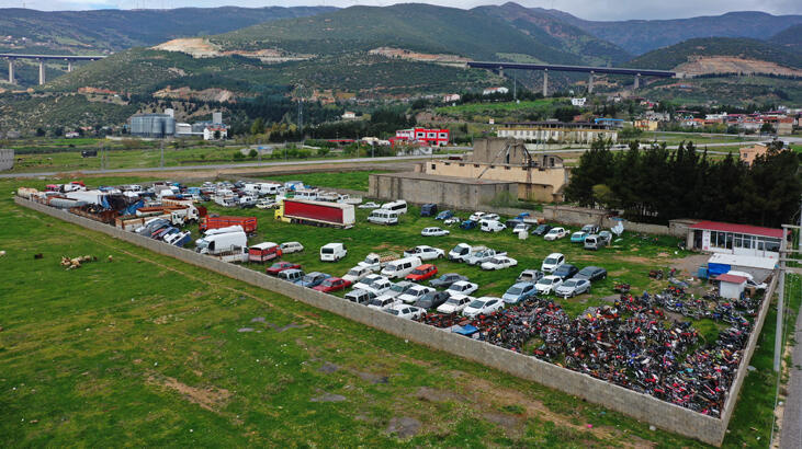 Yediemin otoparkındaki araçlar çürüyor