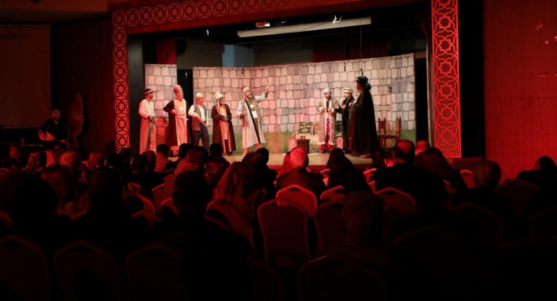YÜREĞİR’DE PİR SULTAN ABDAL TİYATRO OYUNUNA YOĞUN İLGİ