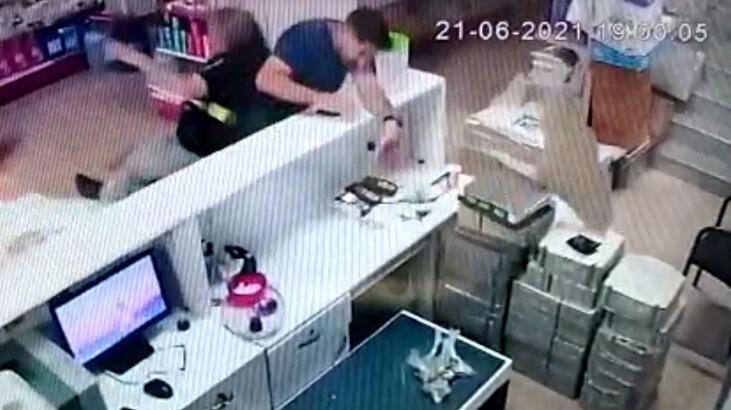 Zemin çöktü, alt kattaki oğlunun üzerine düştü